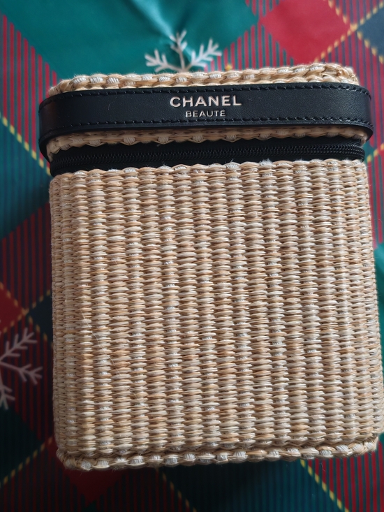 CHANEL Handbags - Chanel Les Beiges woven straw/raffia makeup vanity case